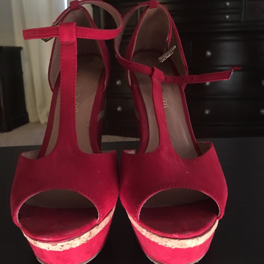 Red Aldo wedges size 7!